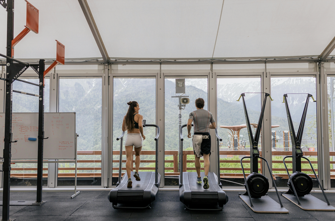 Curved vs Motorised Treadmills: Which One’s Right for Your Home Gym?